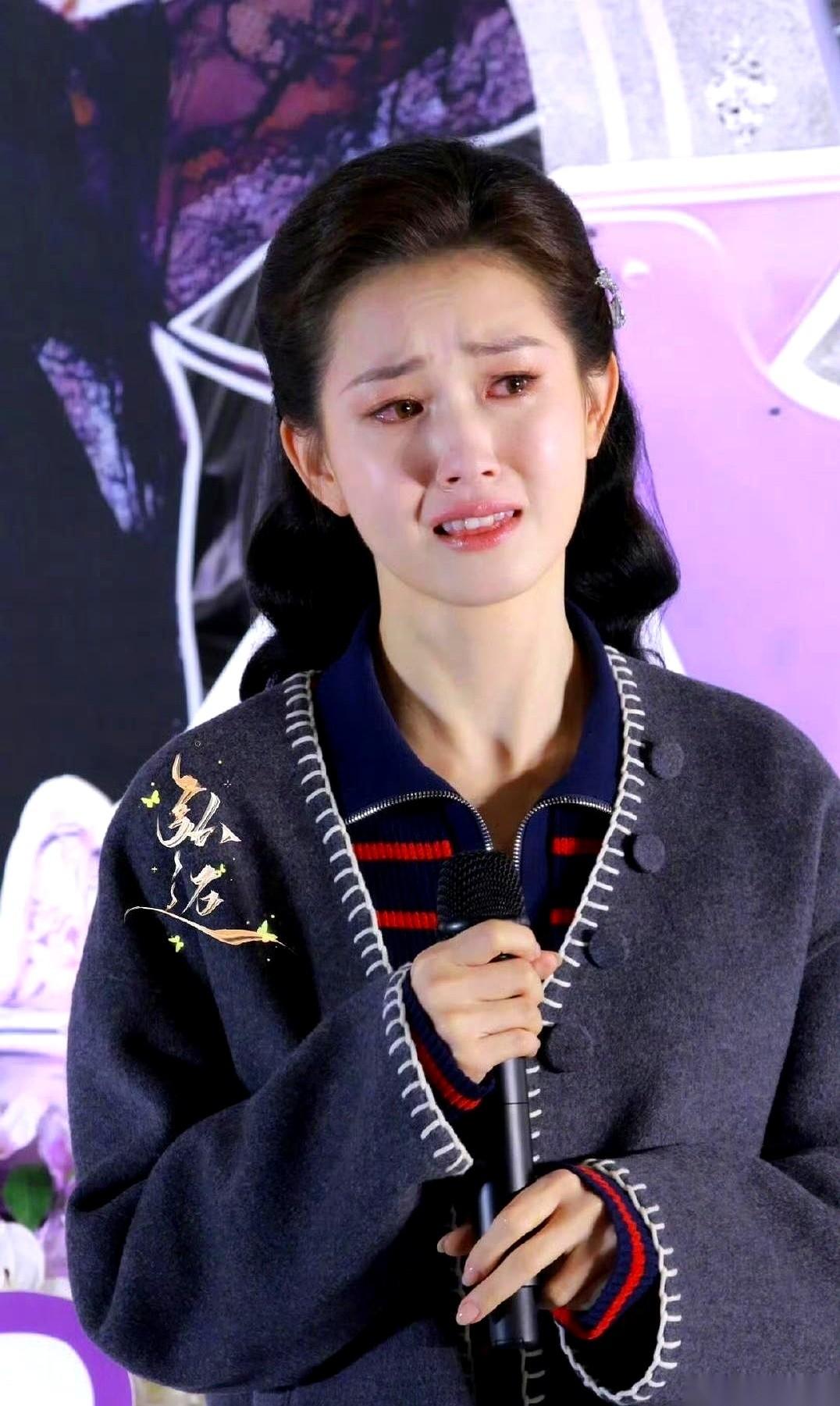 一个女演员，居然因为没新剧播，怕对不起粉丝，给急哭了。你敢信？我看到的时候都