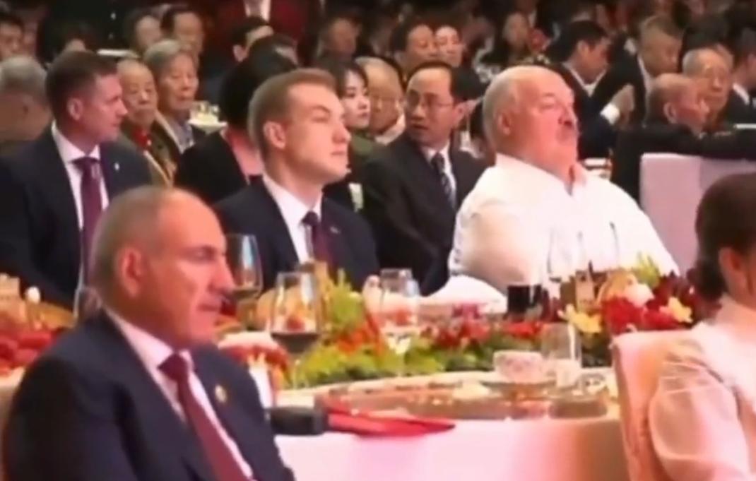 白俄罗斯第一公子出席阅兵招待会！他穿着正装和父亲卢卡申科坐在一起，父子俩目不转睛