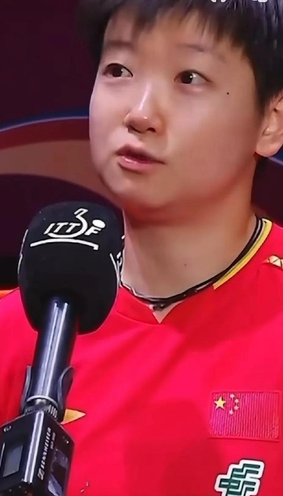 孙颖莎赛后落泪，这一刻她值得！多哈世乒赛女单夺冠后，孙颖莎接受采访时忍不住