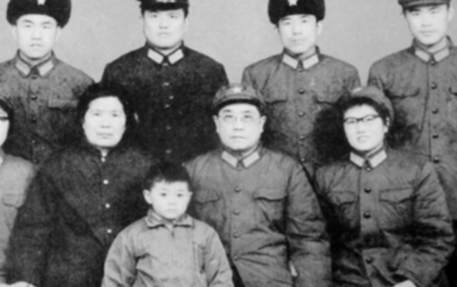 1979年，李赤然少将恢复名誉，回南京军区索要工资。空军司令员不满：老家伙平反