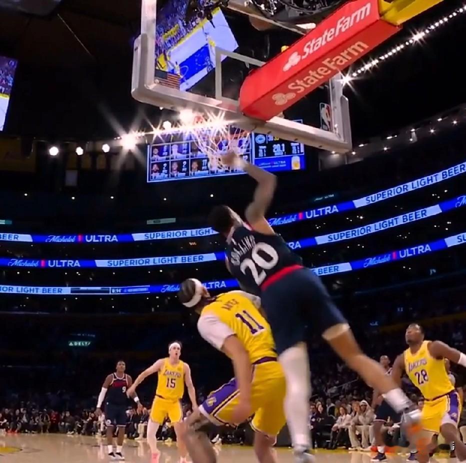 这球怎么说？海斯谈科林斯受伤：“我不是故意的。”“对于科林斯的受伤。”