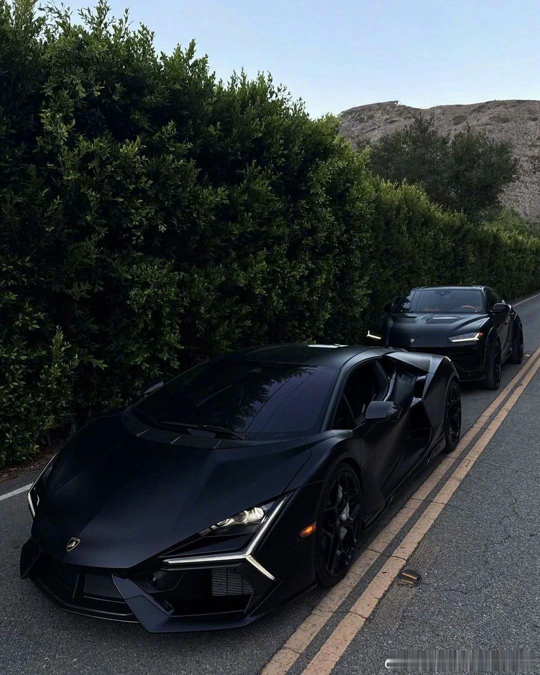 LamborghiniAventador和Urus你选什么？反正我选URUS[