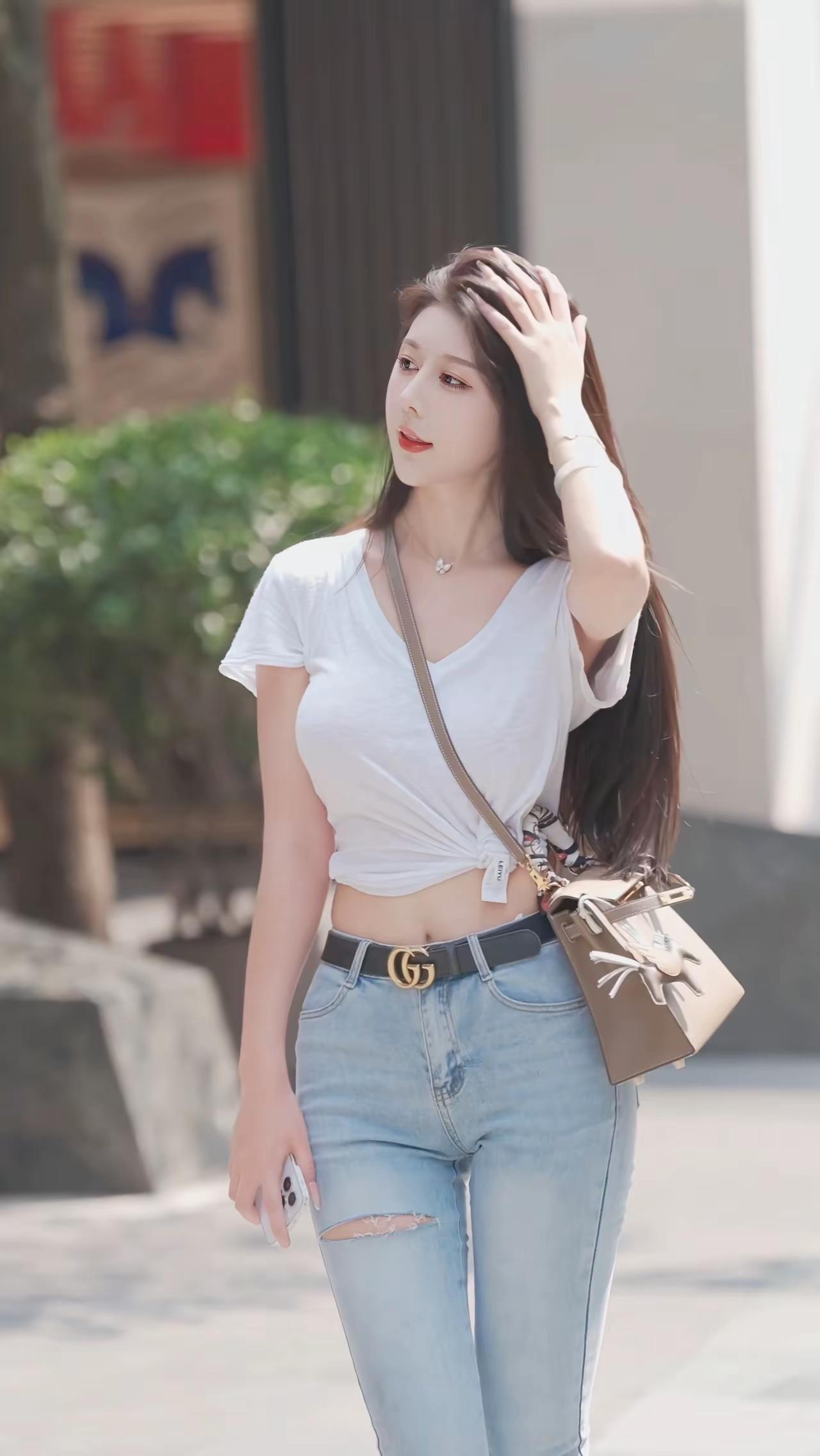 夏日街头清爽随拍阳光好的午后，在街头随便逛逛，风一吹，连头发丝都透着股松弛劲儿