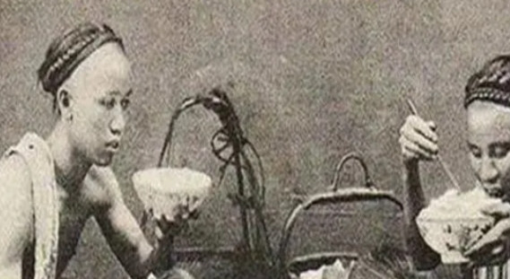 1953年，李鸿章的孙子李子嘉，身着破烂衣服，踉跄着走到一个湖边，纵身一跃跳了进