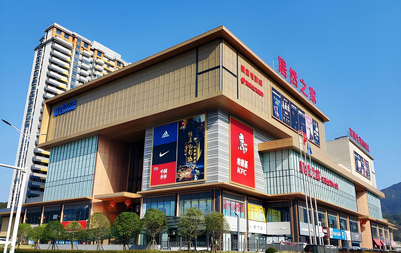 没想到湖北偏僻的小县城罗田县也有居然之家，这是当时首屈一指的高端商业综合体。罗田