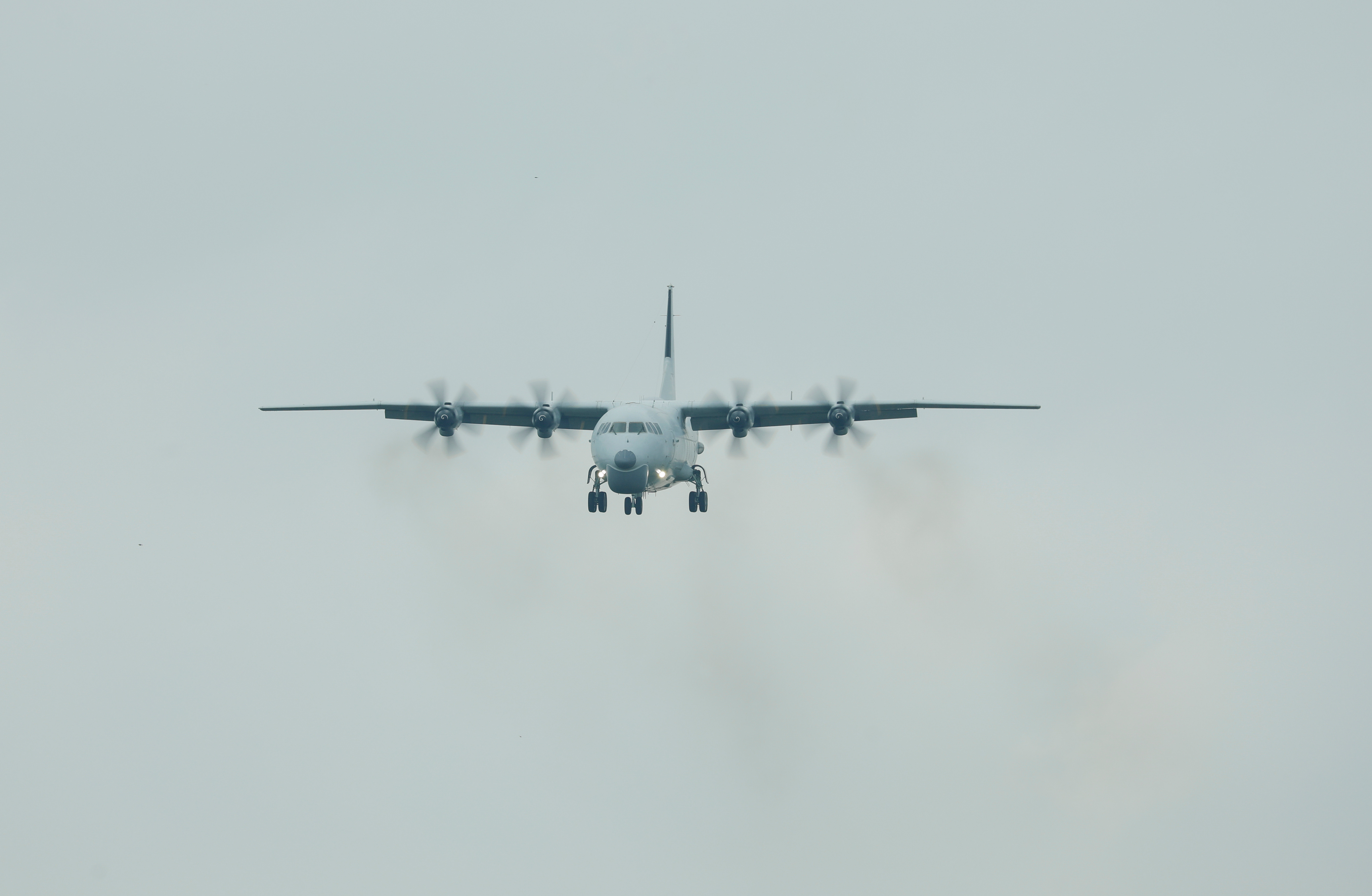 【砺翅海天！】近日，海军航空兵某团组织多型特种机，开展低气象条件下跨昼夜飞行训练