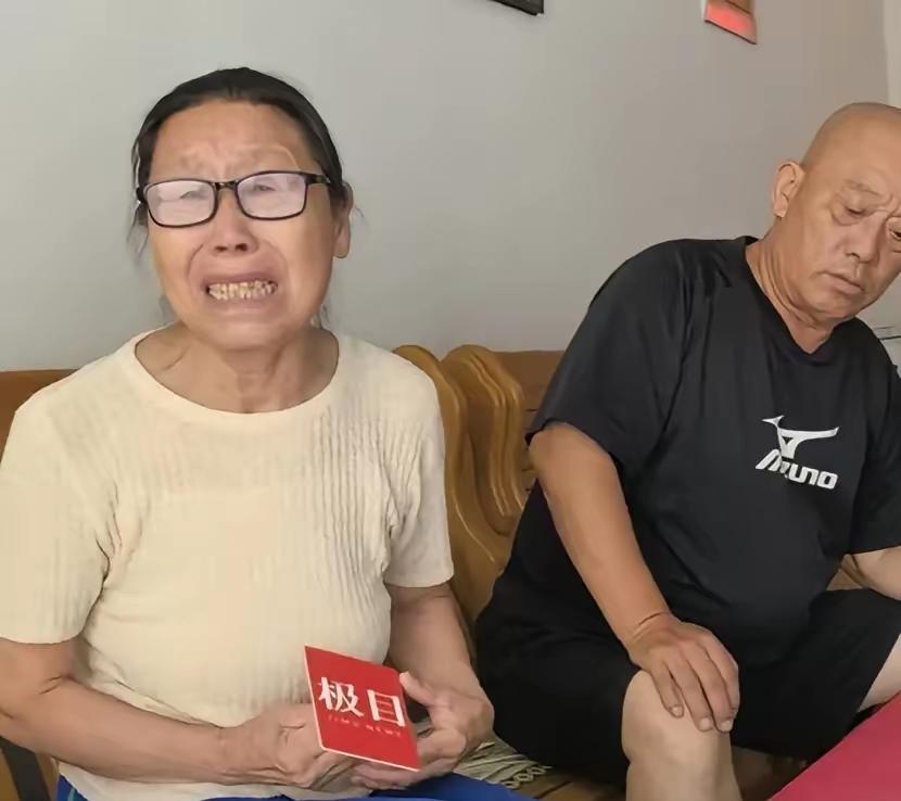 天都塌了！河北石家庄，一70岁阿姨嚎啕大哭，她做保洁，从1楼扫到32楼，每月工资