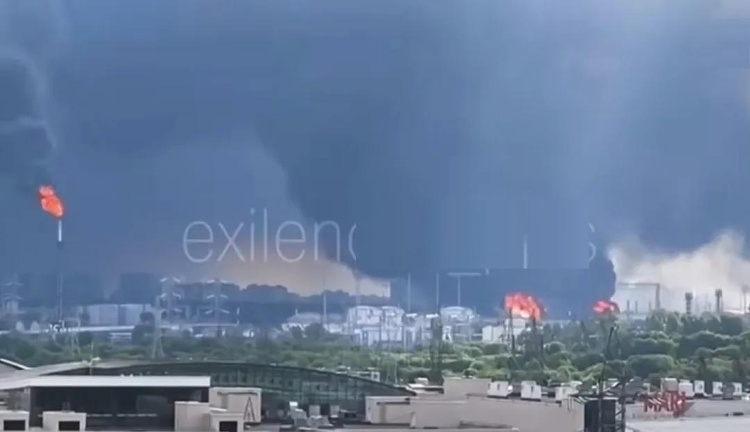 连炸三天！莫斯科黑烟滚滚，防空体系彻底崩盘，俄军无力阻拦朋友们，俄乌战争打
