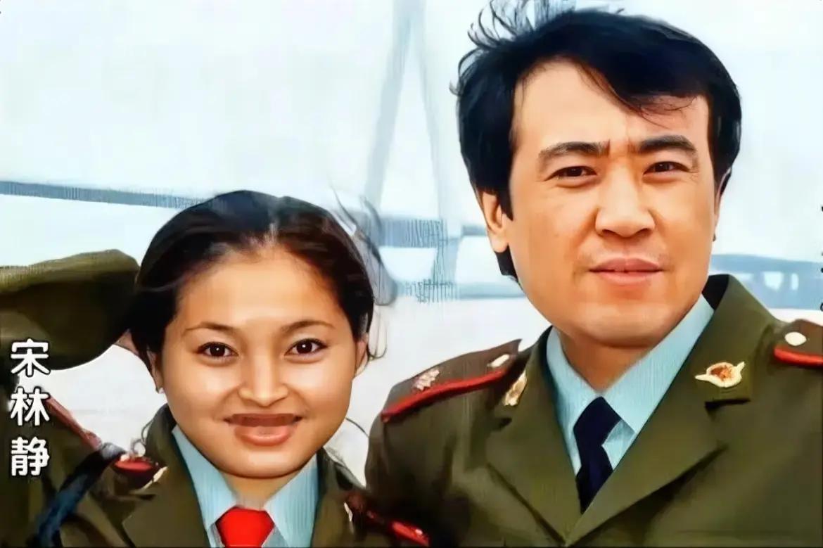 90年代末，年轻的于和伟和妻子宋林静的合影，当时两人都在南京前线话剧团，而两人早