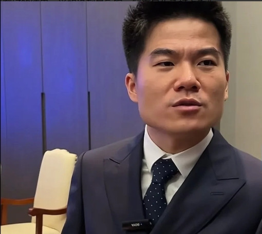 昨天，董宇辉参加中国网络文明大会，直播届两大顶流董宇辉和李佳琦罕见同框。