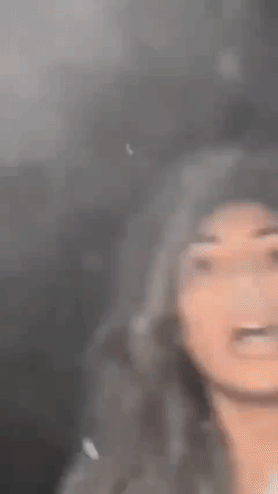 以色列被袭击恐怖场面，一个女子躲在大楼楼道，那里被伊朗弹道导弹光顾，她被炸的神志