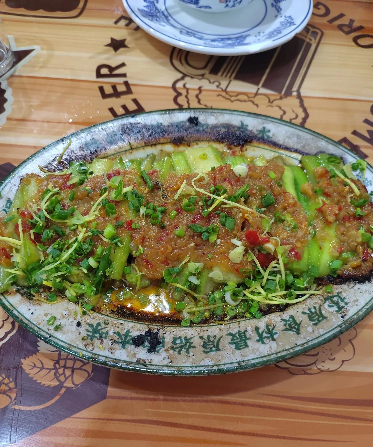 昨天和同事去吃了顺德干蒸菜。每天上下班都路过一家顺德干蒸菜店，看到里面吃饭的人