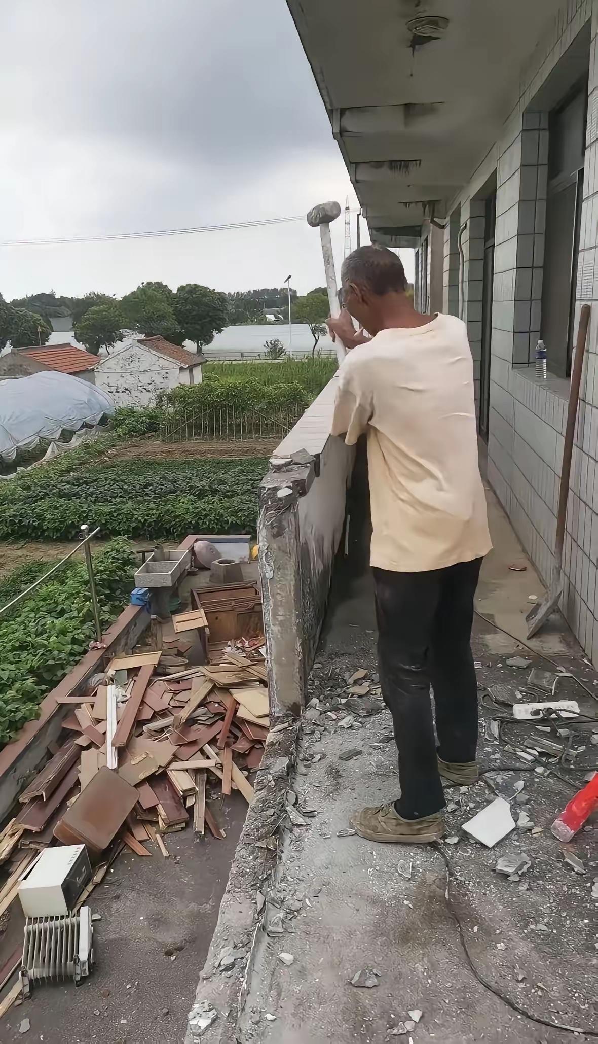 果然，最不想看到的一幕出现了，升学宴事故之后，当地很多地方村民开始自发拆掉女