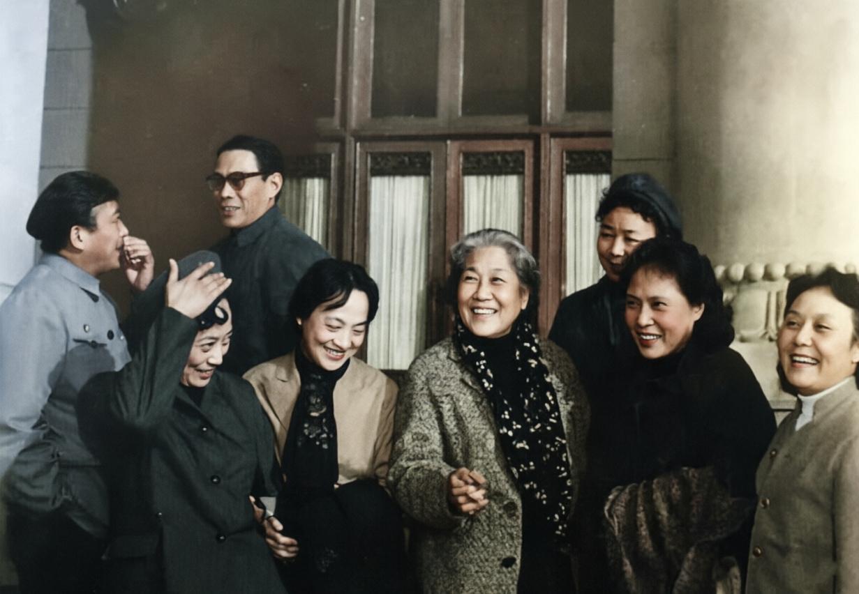 8位表演艺术家同框的老照片：我认出了孙道临、刘琼、王晓棠，还有喜容绽放的张瑞芳