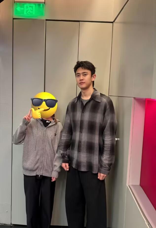 出道10年！身高185cm的这位男神，你怎么还叫不出他名字？昨天在国贸被人偶