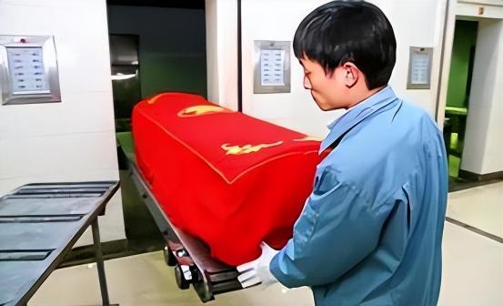 一位火化工说：“当我把尸体推进焚尸炉的时候，几乎就看不到有家属特别伤心。几个男家