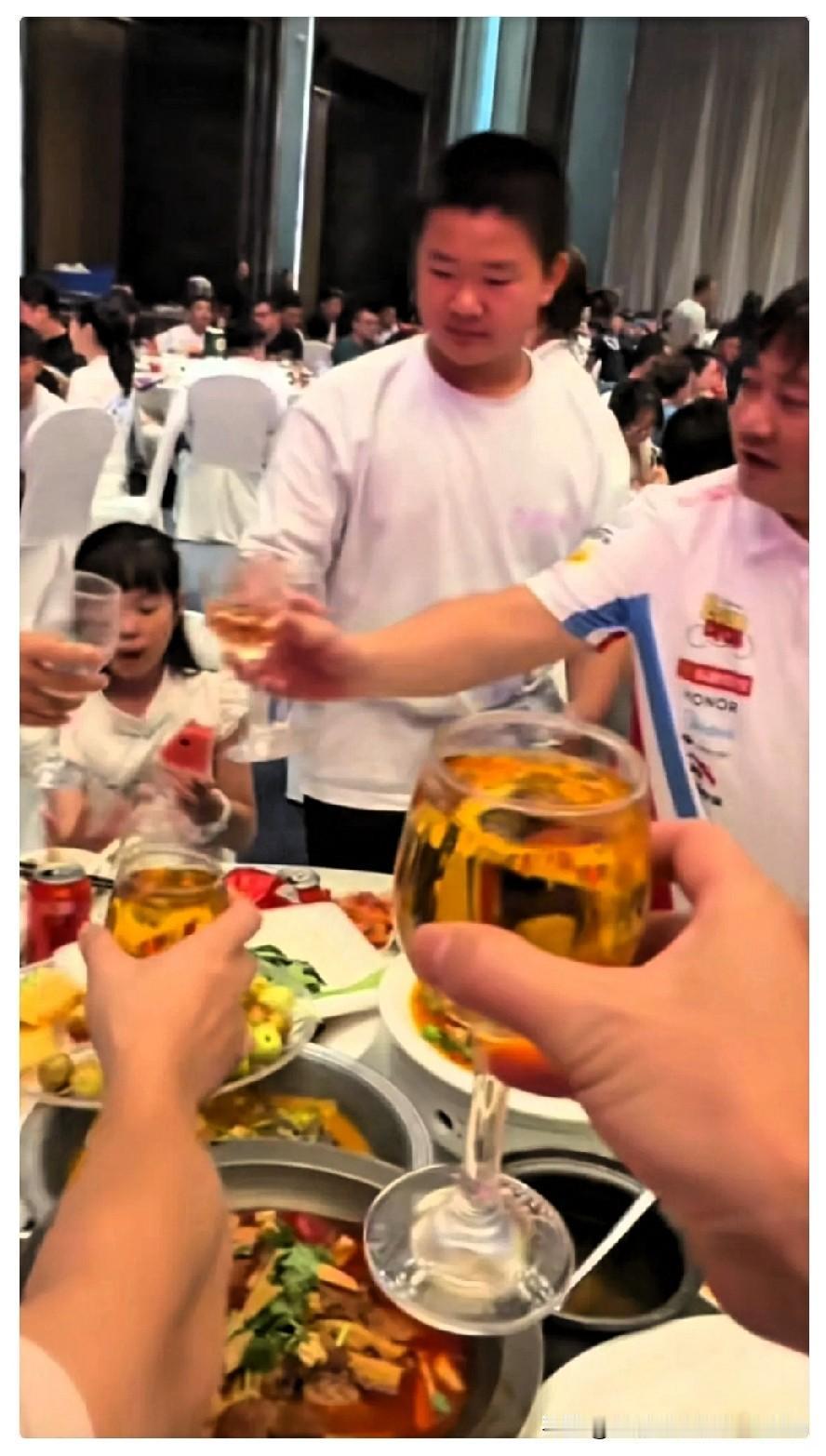 张雪机车晚宴敬酒，全场起身，唯独女儿坐着啃西瓜！张雪机车这场晚宴，有个画面