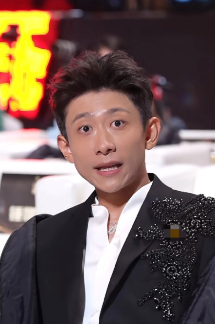 张一山感觉很板正，又带点痞帅