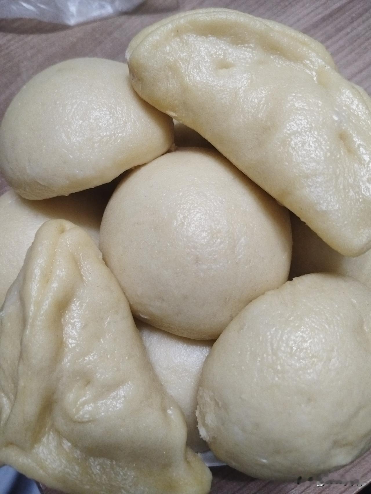 大半夜的蒸了一锅馒头，两个糖三角，明天的早餐有着落了。馒头松软香甜，加了玉米