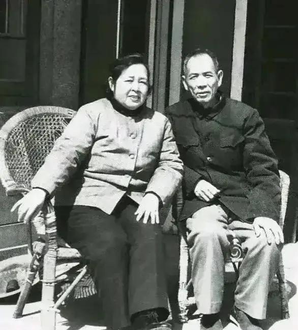 60年代丁盛赴京拜访老首长，事后向林彪小声谈话：有个忙你要帮我“林总，我实在干