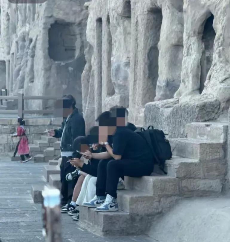 所有的烟民都沉默了，云冈石窟景区4个年轻人在角落里面抽烟的照片传到网上，不但很多