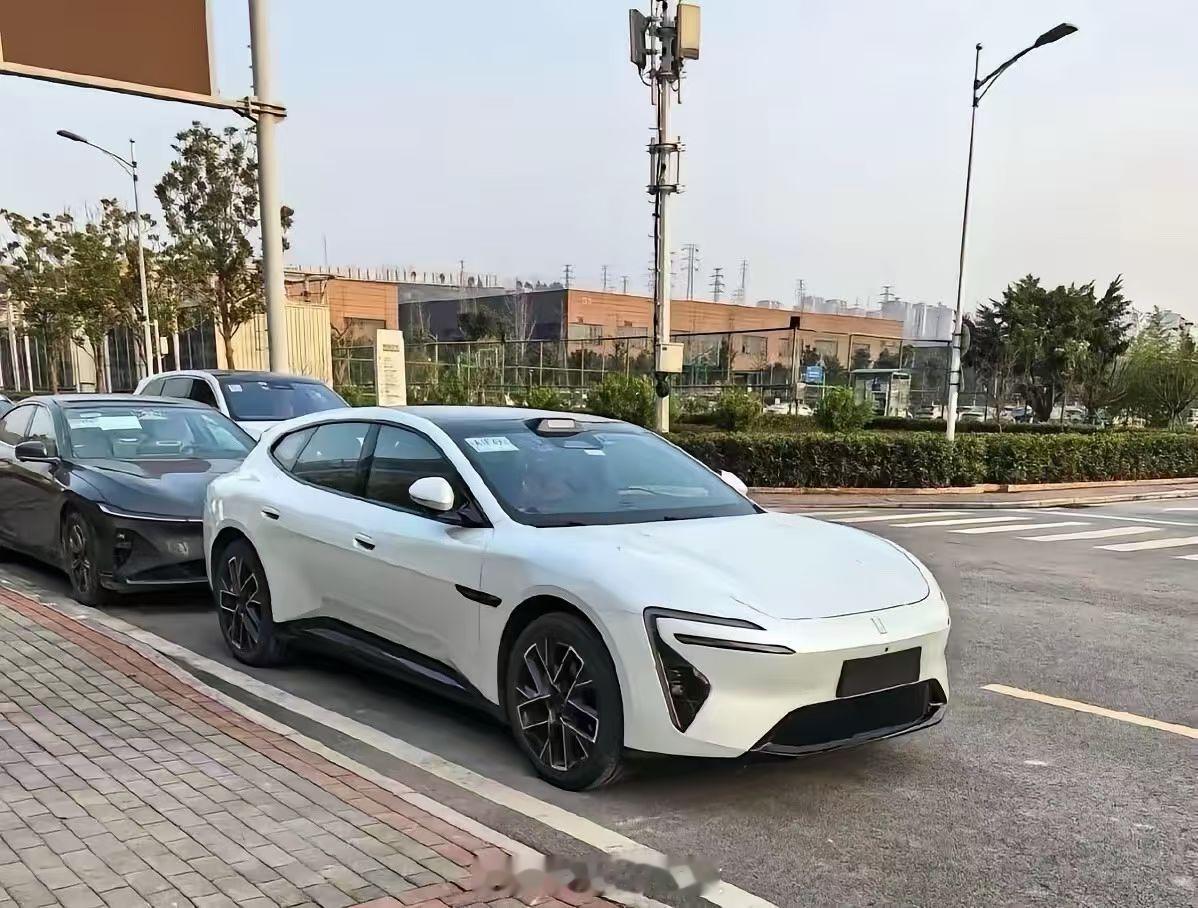 阿维塔06T挺好看的说这车白色首选