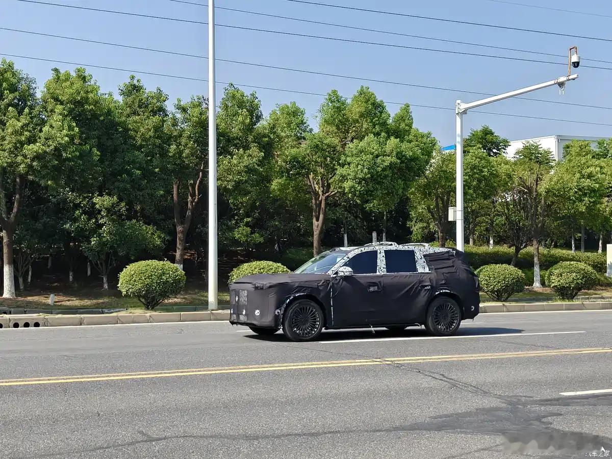 岚图全新SUV谍照曝光！新车定位六座大SUV，命名为岚图泰山，主打一个科技智能化