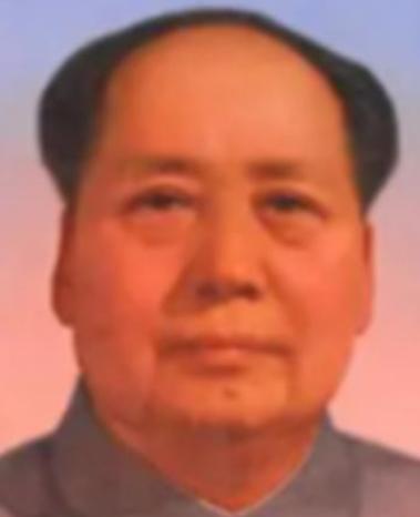 1950年，铁匠朱其升看到家家户户都挂上了毛主席头像，他越看这个人越眼熟，于是偷