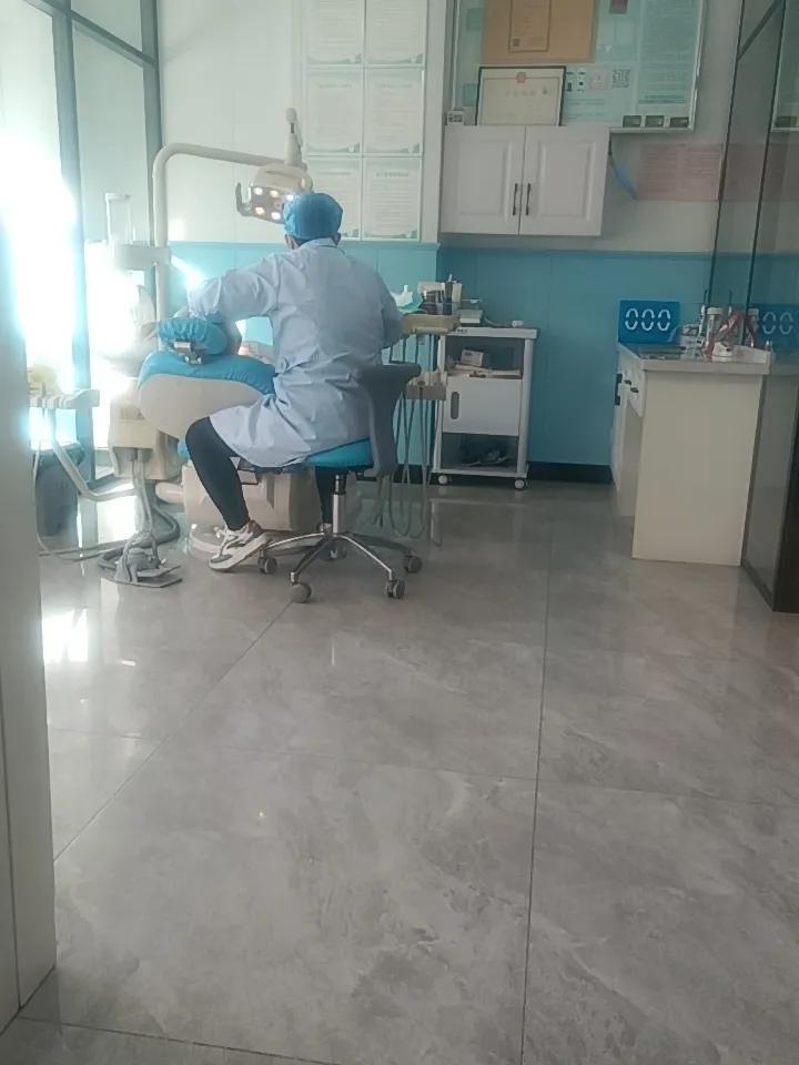 修牙行业一定是有前途的，我这几天老是牙疼，今天下午去看了一下牙科，医生搬开嘴看了