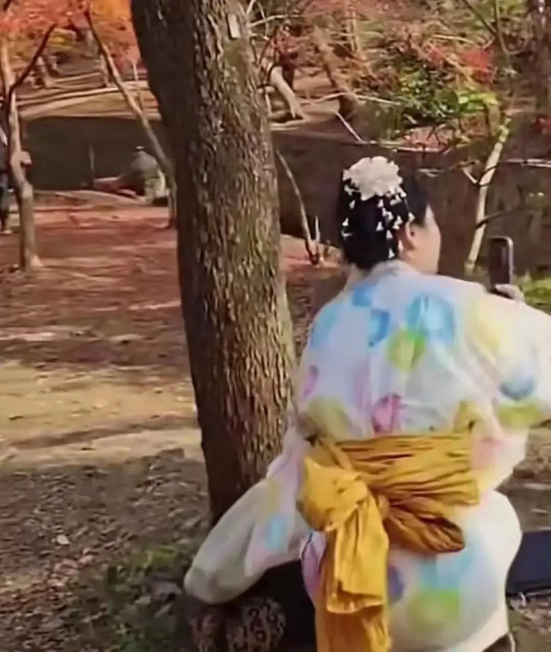 南京中山植物园，一姑娘穿和服拍樱花，被路过的大姐当场怼脸：知道这是哪儿吗？视频