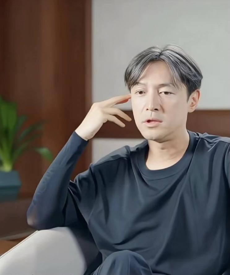 果然如此，一般长白发的人发量都很优秀，看胡歌就知道了，而且头发白还能染黑，没啥
