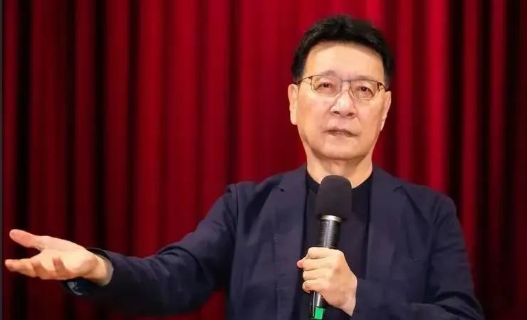 赵少康说他怎么也想不通？台湾变得这么没有自信。这是赵少康在他的节目中自己说的，