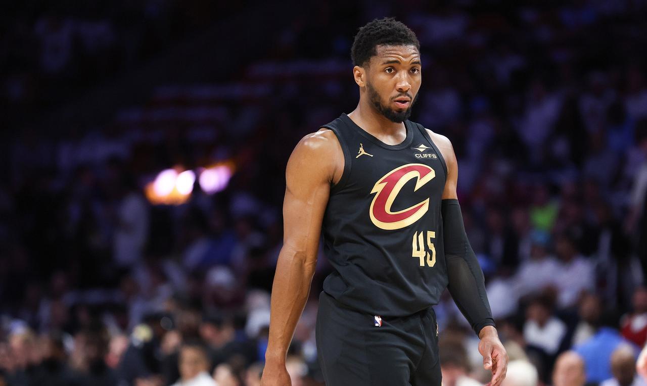 迷失于三分线外！米切尔三分11投仅1中空砍33分5篮板4助攻！NBA季后赛次