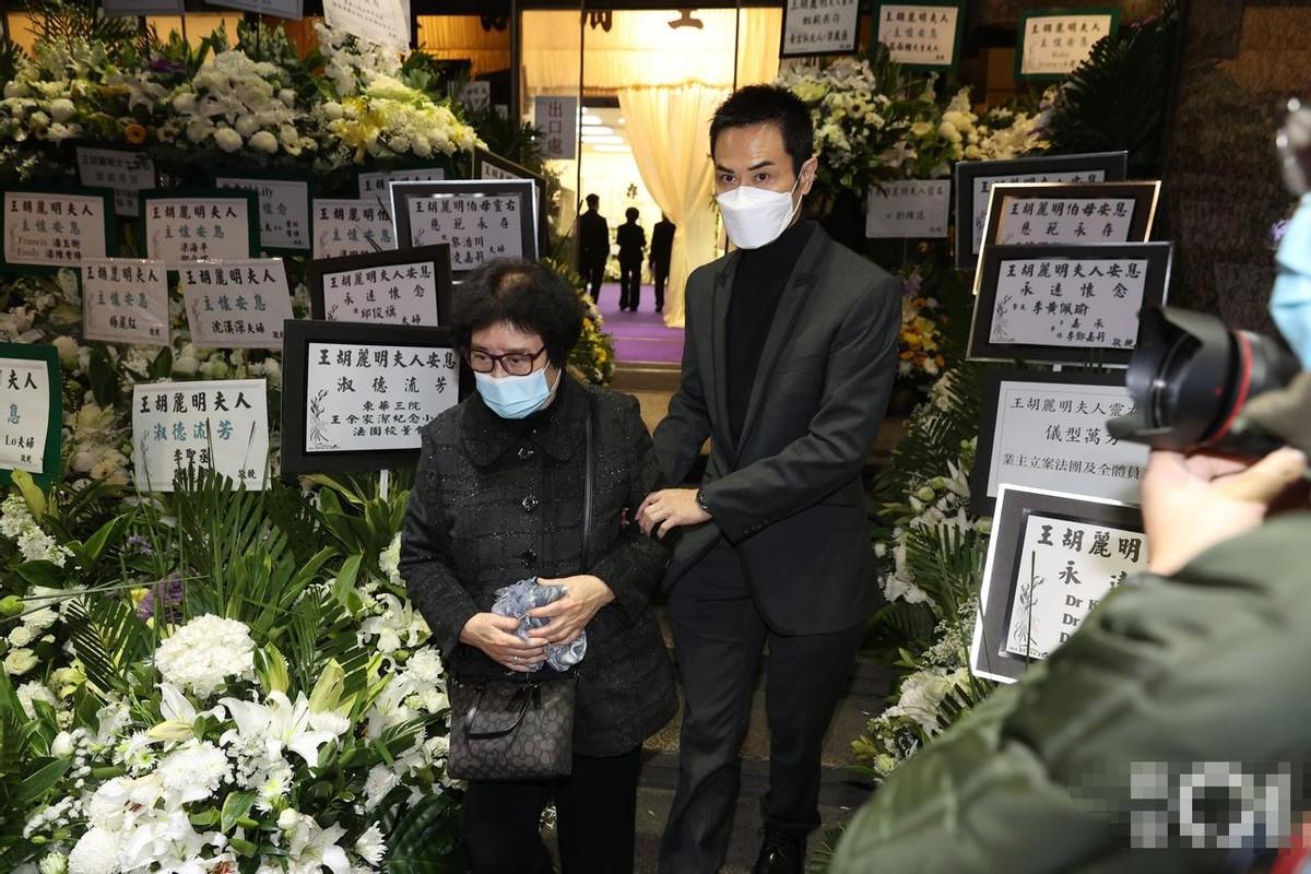 这事儿你第一反应是不是“这得有多尴尬”？前夫葬礼，现任丈夫来了，却全程躲在停车