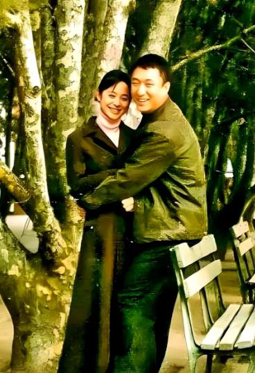 2002年，孙红雷刚成为名人，忙了一天收工回家，一推门，看见同居好几年的女友丁嘉