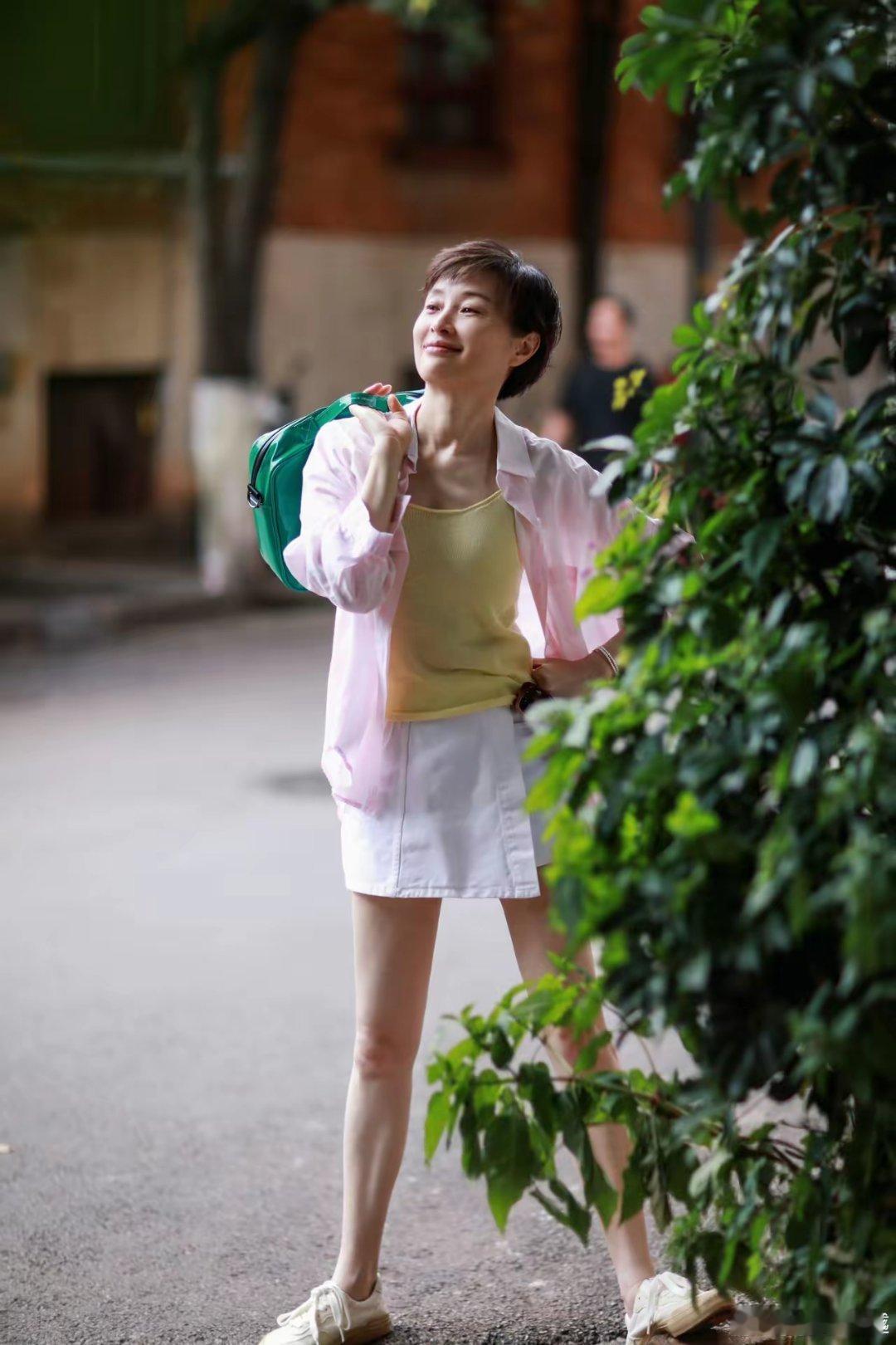 吴越发文庆祝54岁生日，好大气舒展明媚的样子，不说什么少女感，就这气质和状态，明