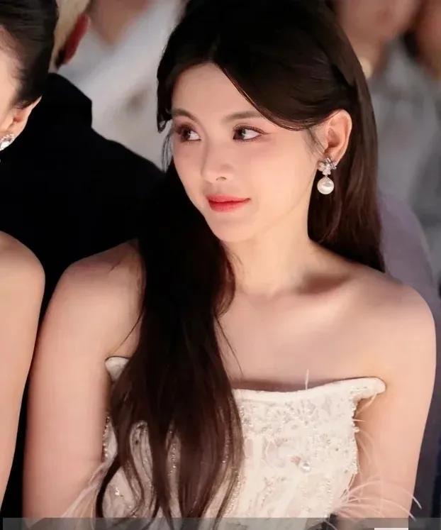 不愧是靠美貌立足的女人，杨超越G社生图拍得跟站姐似的。#颜值##颜值真强大#
