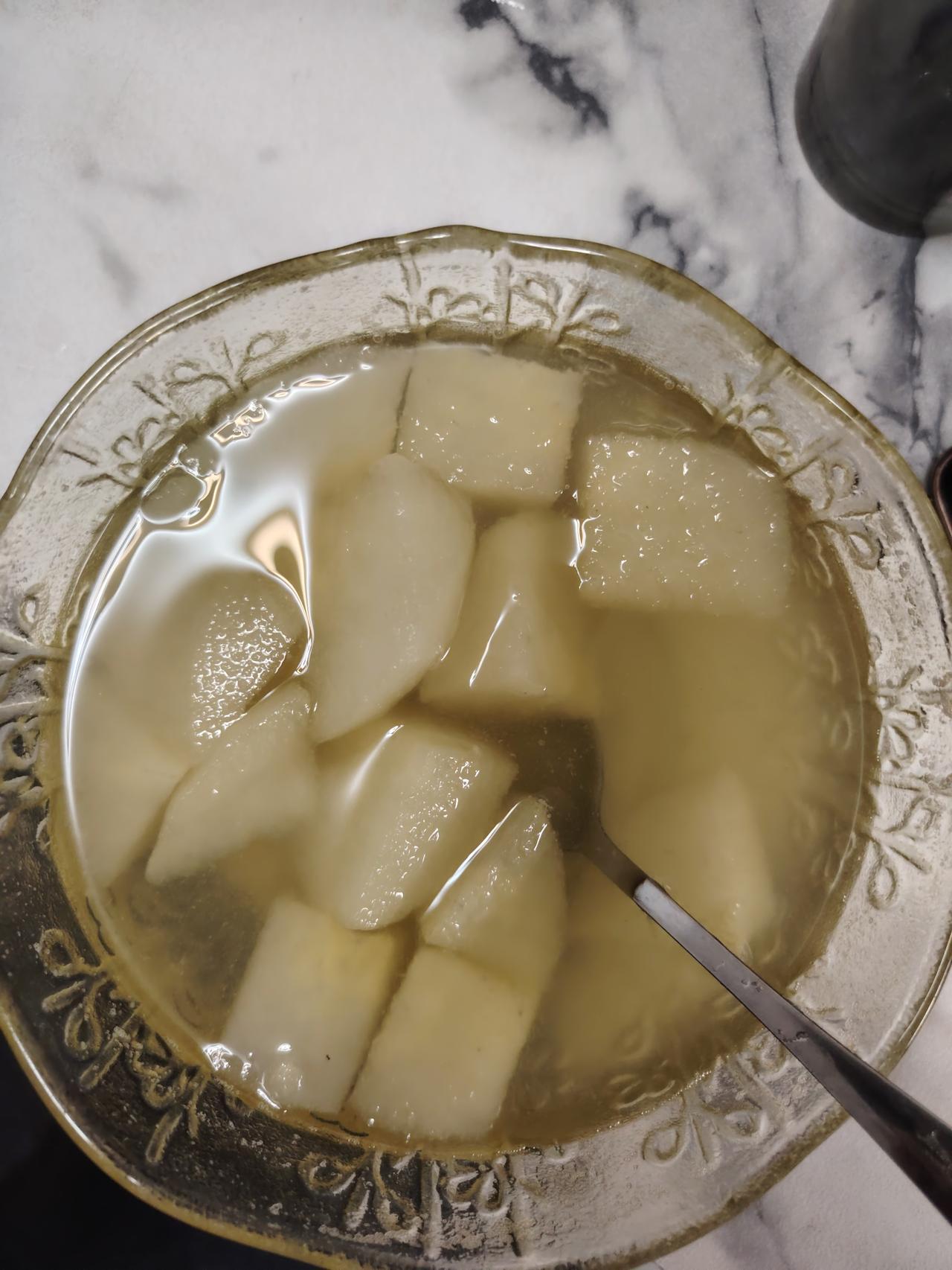 晒美食与好心情蜂蜜梨茶汤。