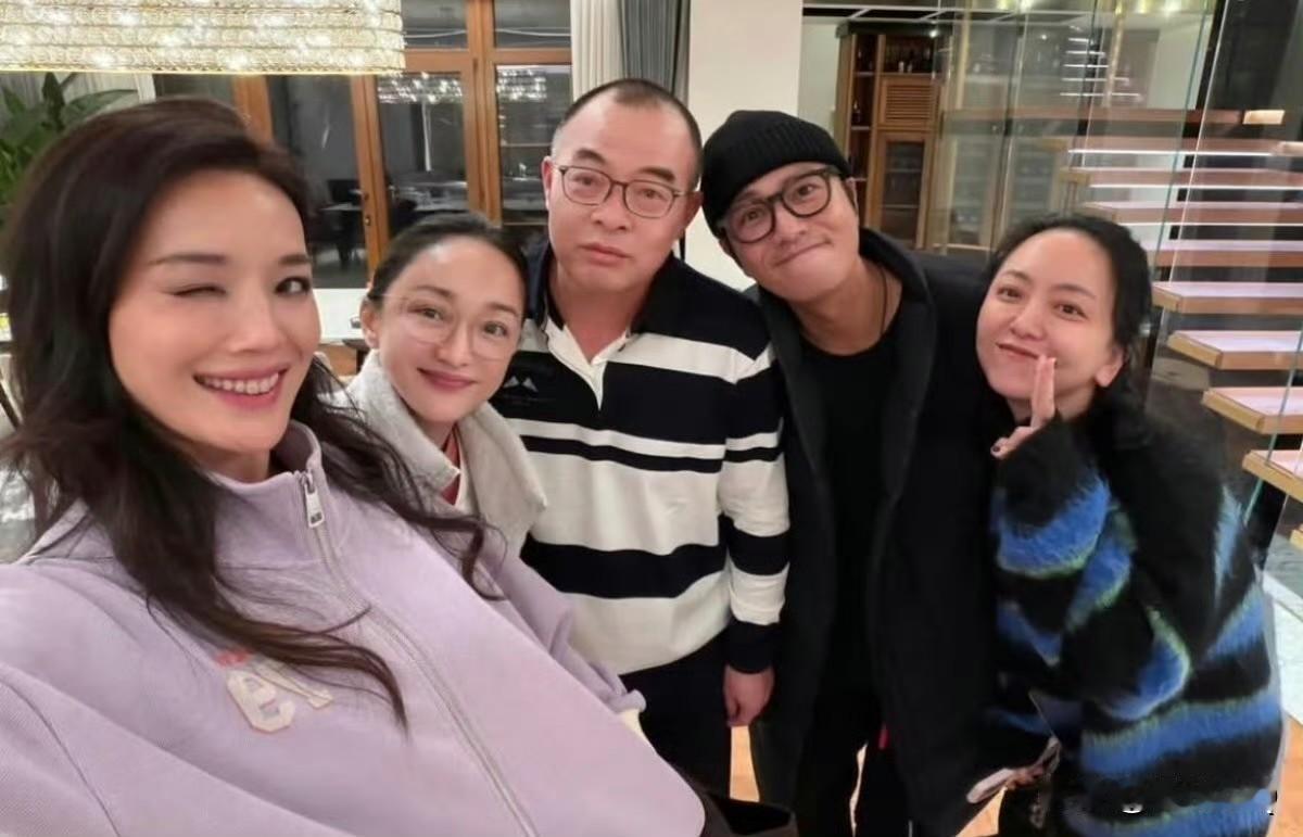 舒淇和亲朋好友过年相聚，私底下的舒淇没有过分打扮，身穿休闲装鸭舌帽，满满都松弛感