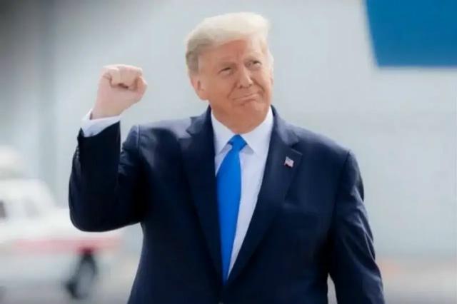 你说奇怪不奇怪，都说美国不行了，美国说打谁就打谁。都说美国没钱了，特朗普昨天