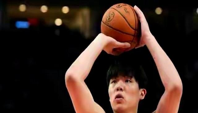 杨瀚森作为开拓者首轮秀，居然没多少出场机会，这事儿挺反常——首轮秀一般都能捞着点