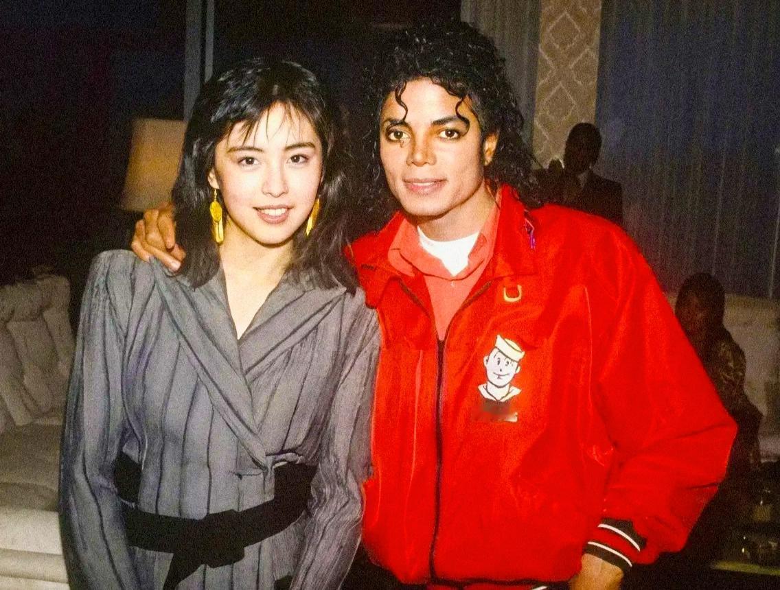 最近网上流传一组旧照——迈克尔·杰克逊首次见到王祖贤时的场景。据说当时他盯着她看