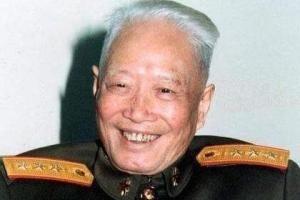 开国将军张震夫妇与儿子张宁阳、儿媳韩月乔的合影。当时拍摄这张合影的时候，张震怎么