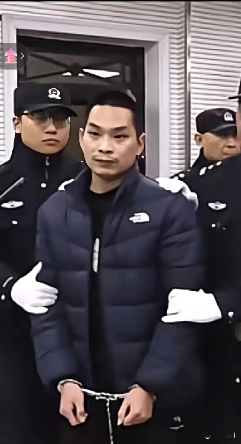 没想到！从小玩大的发小竟然是杀害妻儿一家仨口的凶手。被害人丈夫梁某某和被告人