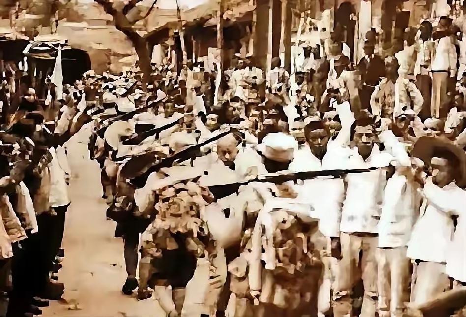 川军残兵背骨灰回川，路遇浑水袍哥劫道，老兵拿不出钱，含泪打开骨灰坛：这里装着我父