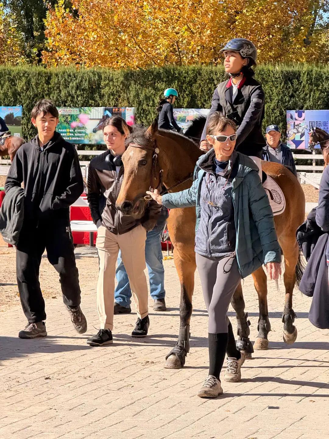 刘烨儿女马场骑马，15岁诺一身高超180，被吐槽比他爹还糙很显老，有位网友说的是
