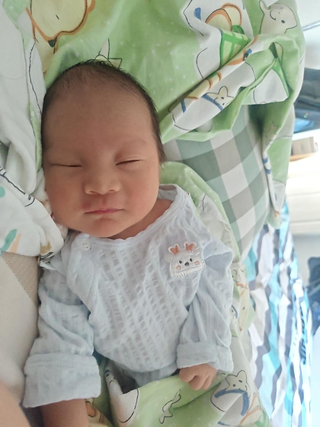 每天都是昏昏沉沉的，一晚上孙宝要醒个四五次，根本睡不好。但是很乖，喂了奶，换