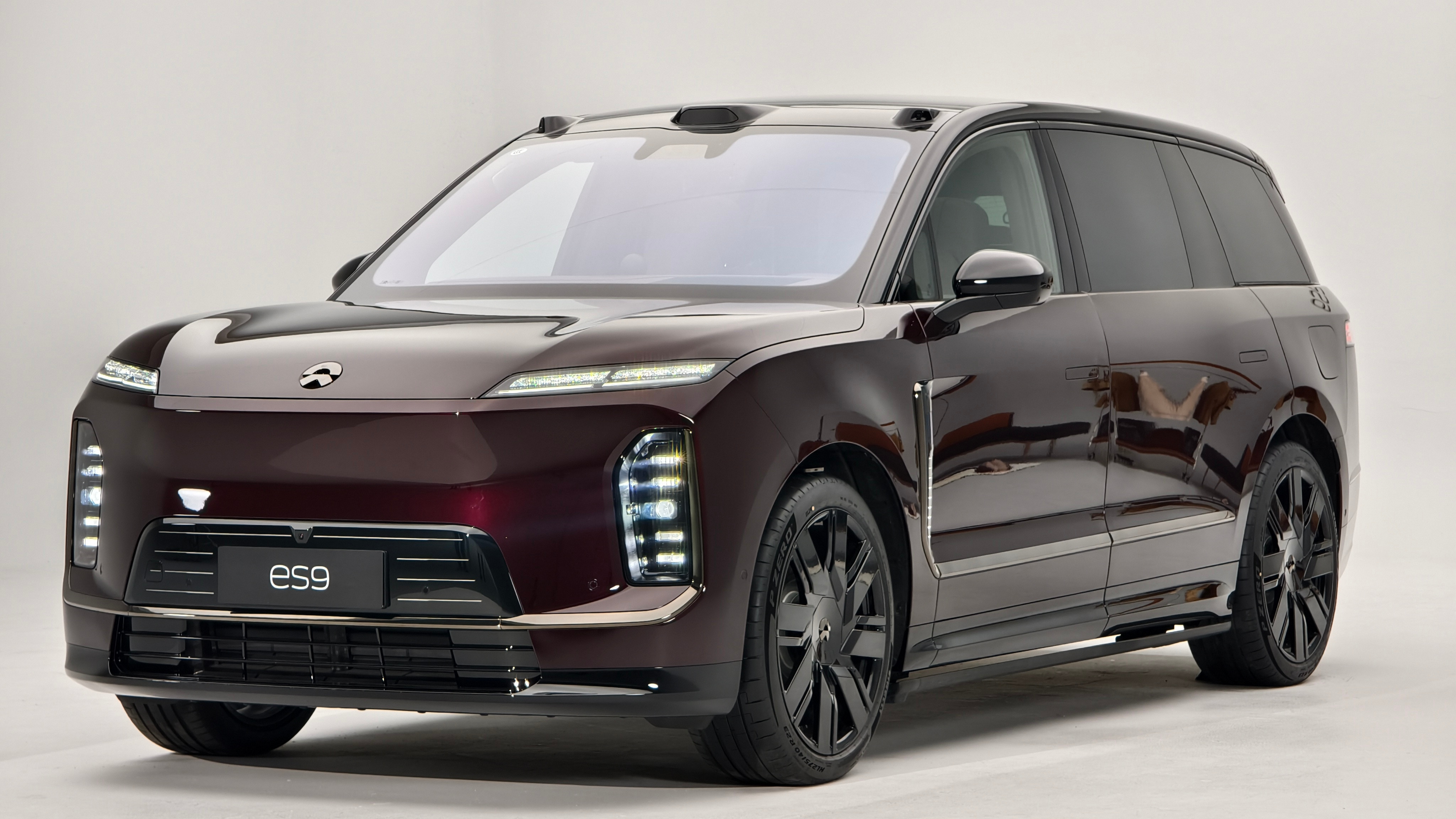 蔚来ES9这次一共七种颜色，分别是雪峰金、云白、M42星云红、南极星蓝、星辰