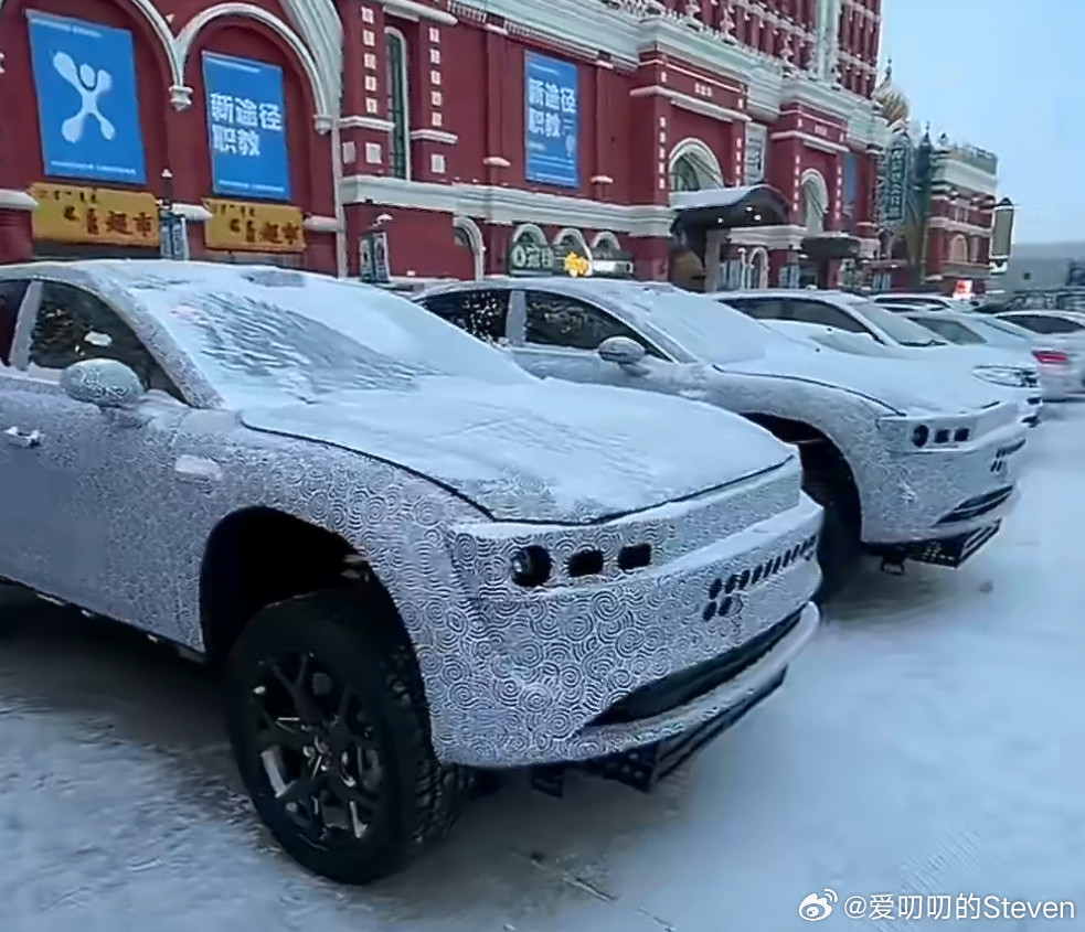 疑似鸿蒙的越野，从方向盘看确实是鸿蒙智行的车。鸿蒙智行