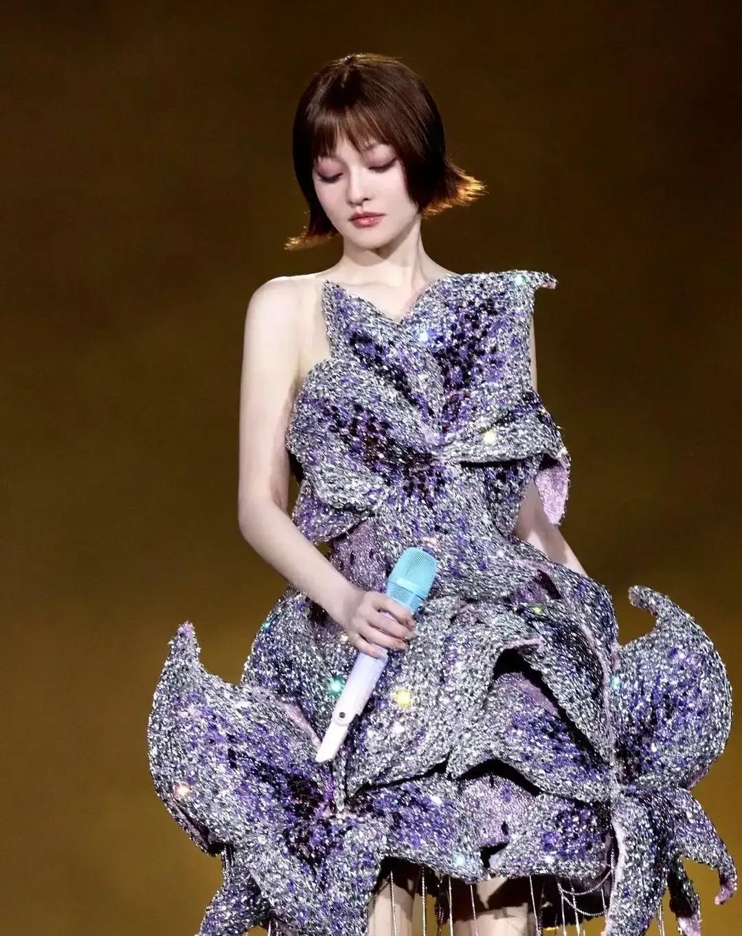 钢丝球？这明明是张韶涵的“战甲”！评论区吵疯了，说张韶涵穿了个钢丝球？我直